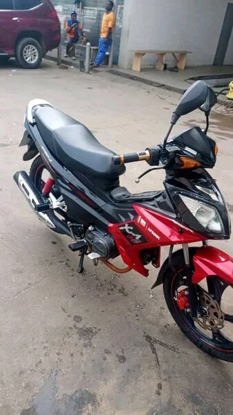 Moto urbaine sportive