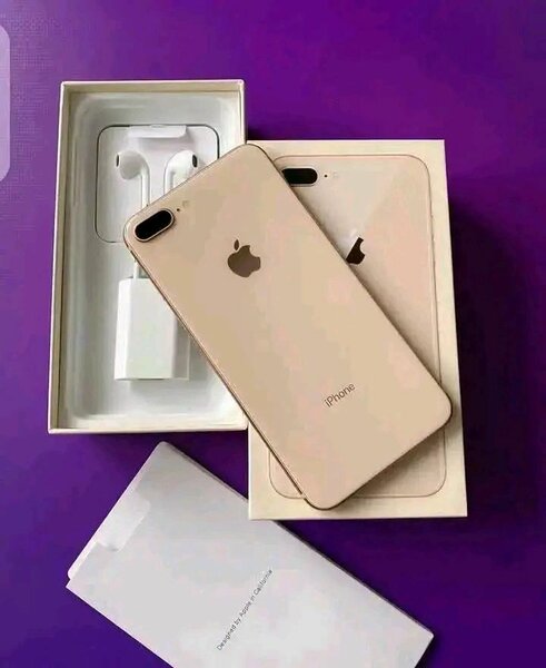 iPhone doré avec accessoires