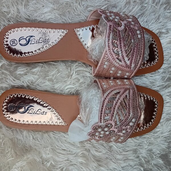 Sandales plates en cuir rose