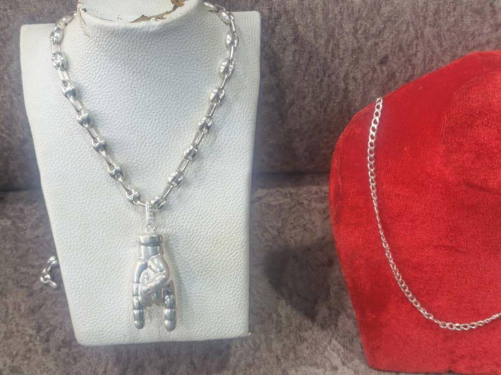 Collier pendentif main argentée