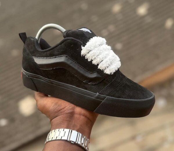 Baskets Noires en Suède