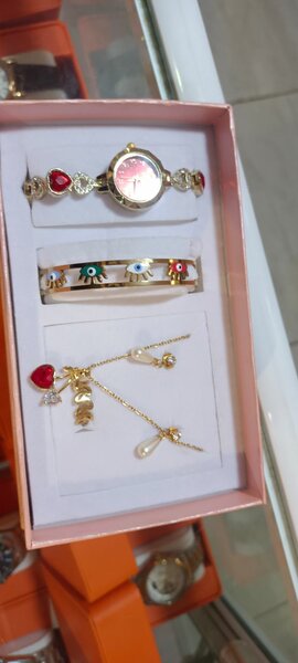 Ensemble de montre et bijoux doré