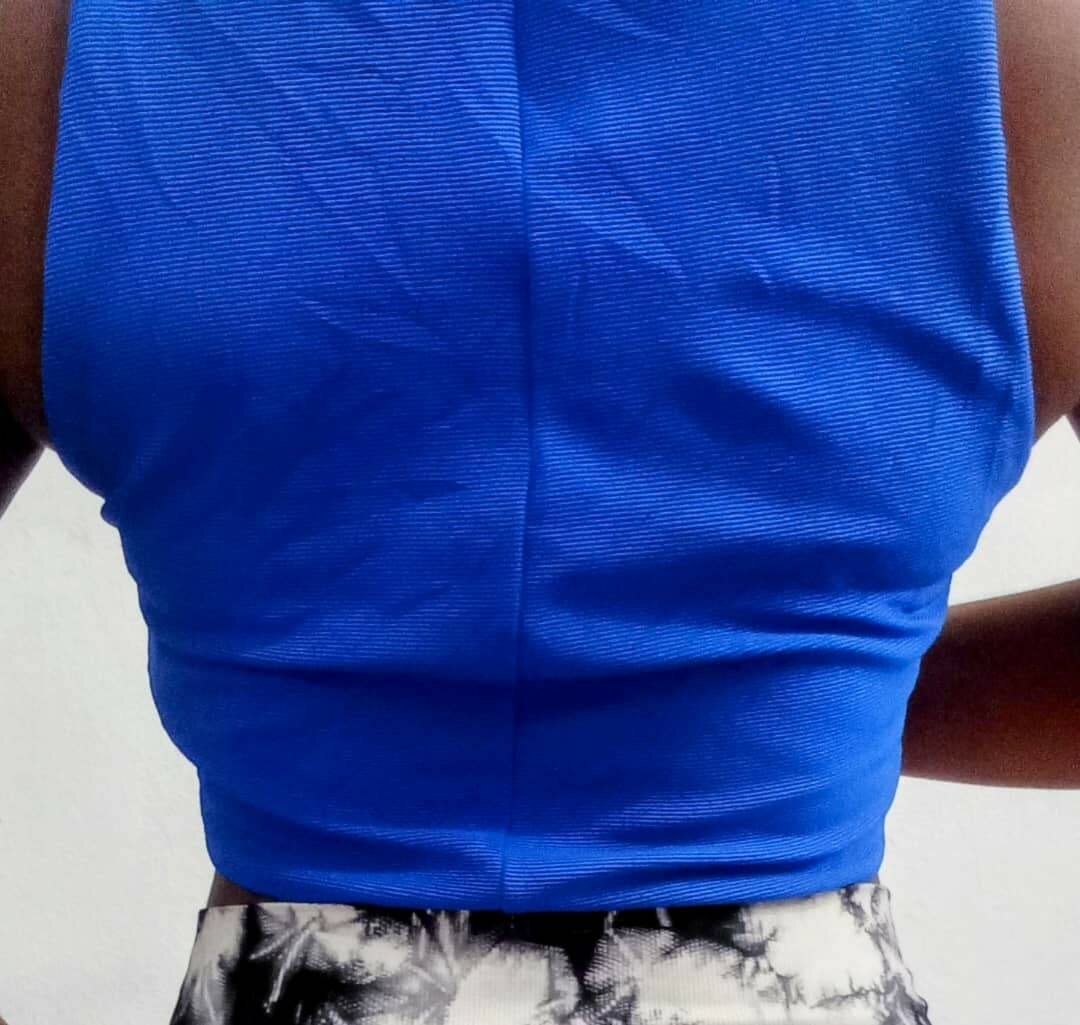 Top bleu sans manches femme