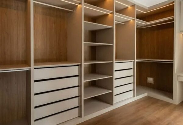 Dressing sur mesure avec éclairage intégré