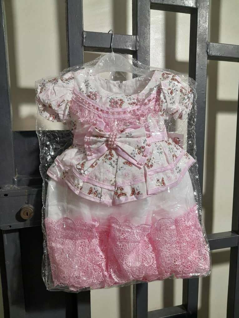 Robe d'enfant en gros détail