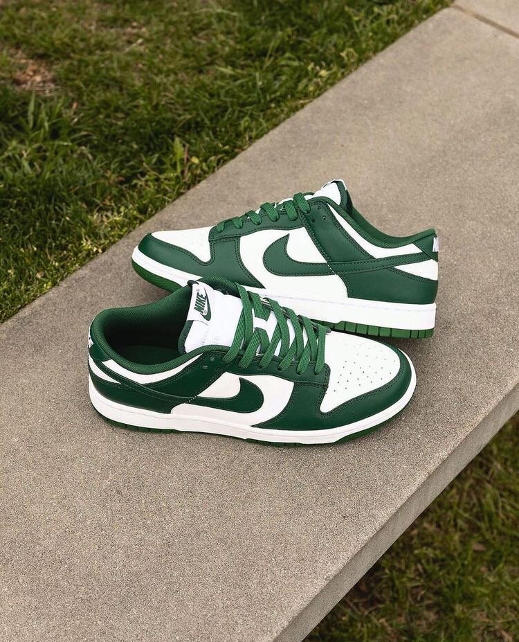 Baskets basses Nike colorées