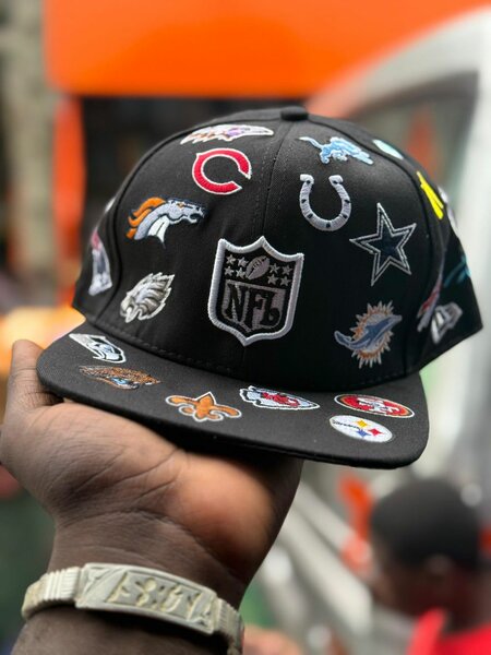 Casquette sportive multilogos