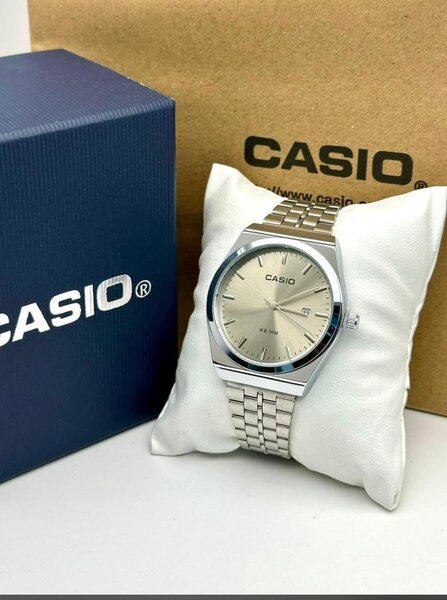 Montre Casio en acier argenté