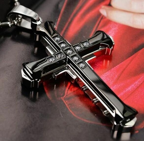 Pendentif croix noir élégant
