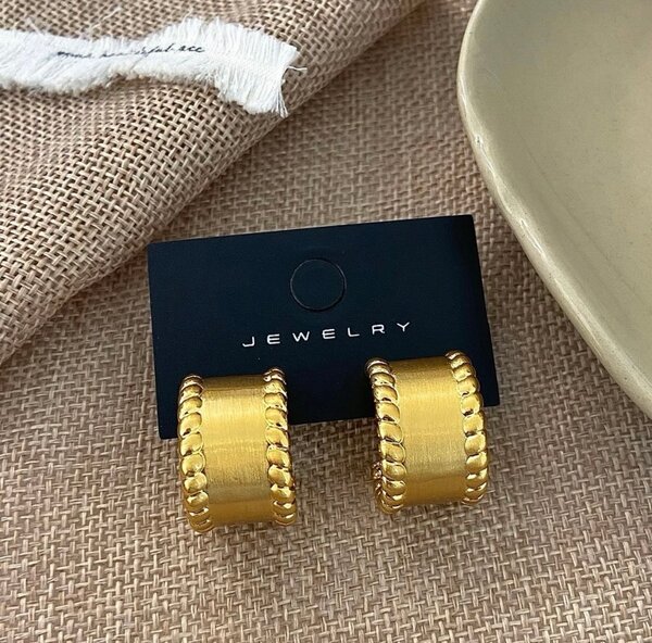 Elegant Gold Hoop Earrings