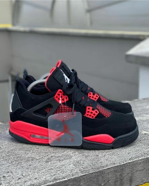 Air Jordan 4 Noires et Rouges