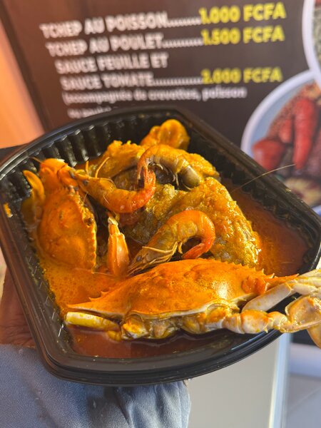 Crabes épicés en sauce