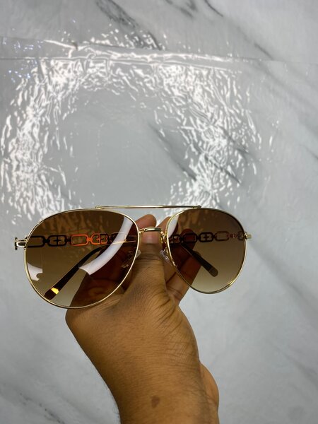 Lunettes de soleil élégantes dorées
