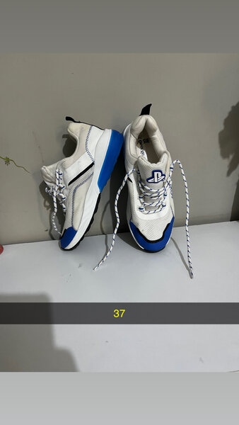 Baskets blanches et bleues