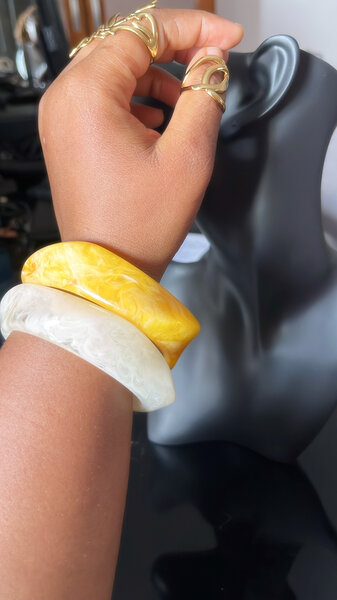 Bracelets en résine colorés