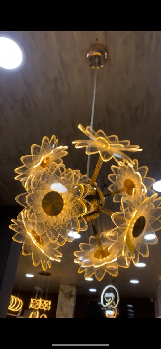 Lustre à suspendre dorée fleur