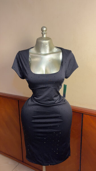 Robe moulante noire chic