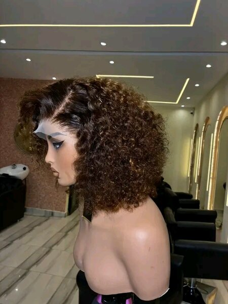 Perruque bouclée naturelle