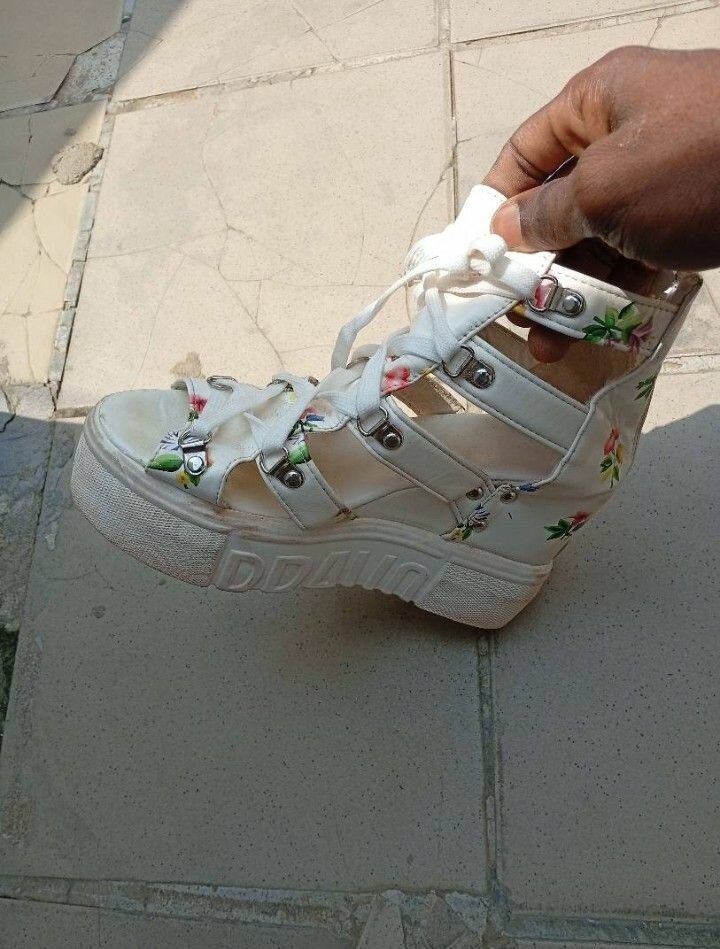 Sandales à plateformes florales