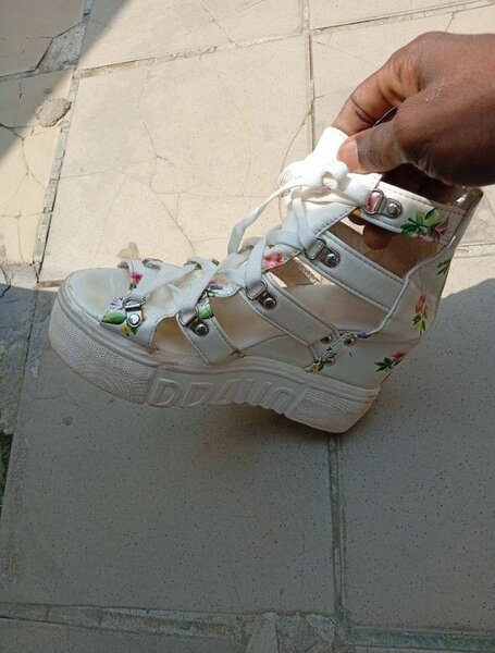 Sandales à plateformes florales