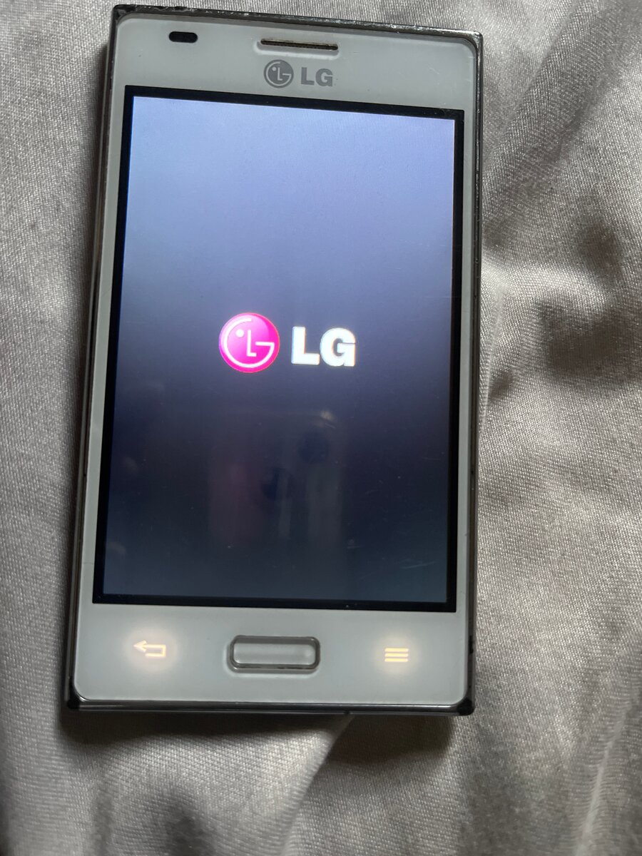 Smartphone LG compact blanc