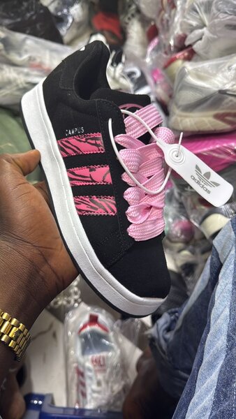 Chaussures Adidas noires pour femme