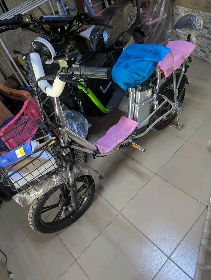 Vélo enfant rose avec stabilisateurs