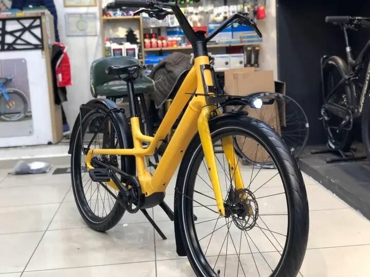 Vélo électrique moderne jaune
