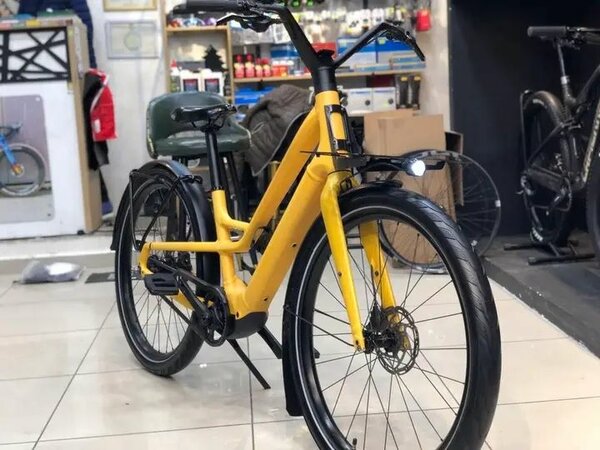 Vélo électrique moderne jaune