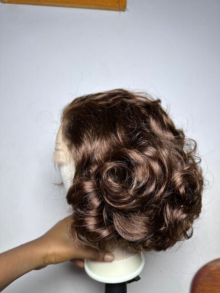 Perruque bouclée brune chic