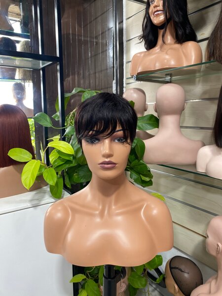 Perruque courte élégante noire