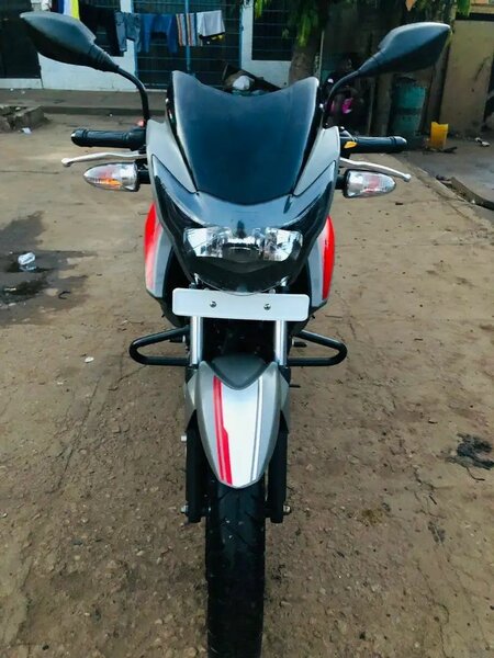Moto sportive 150cc élégante