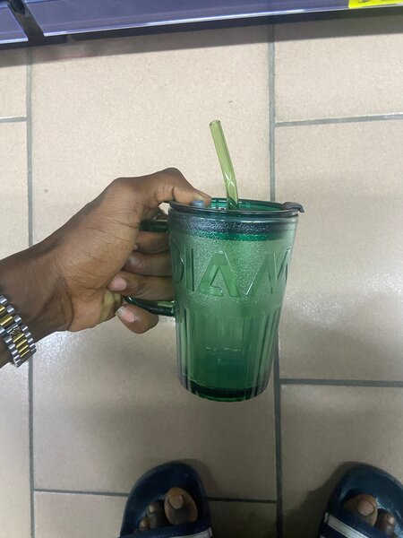 Tasse en plastique verte avec paille