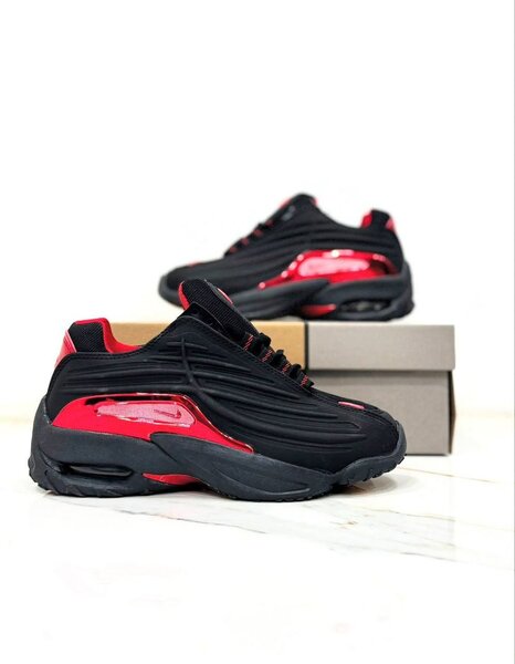 Sneakers noires et rouges