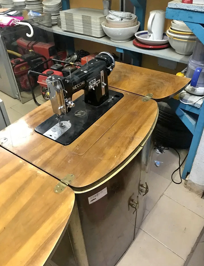 Machine à coudre ancienne avec meuble