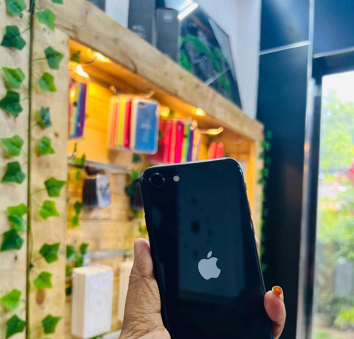 iPhone SE: Élégance Compacte