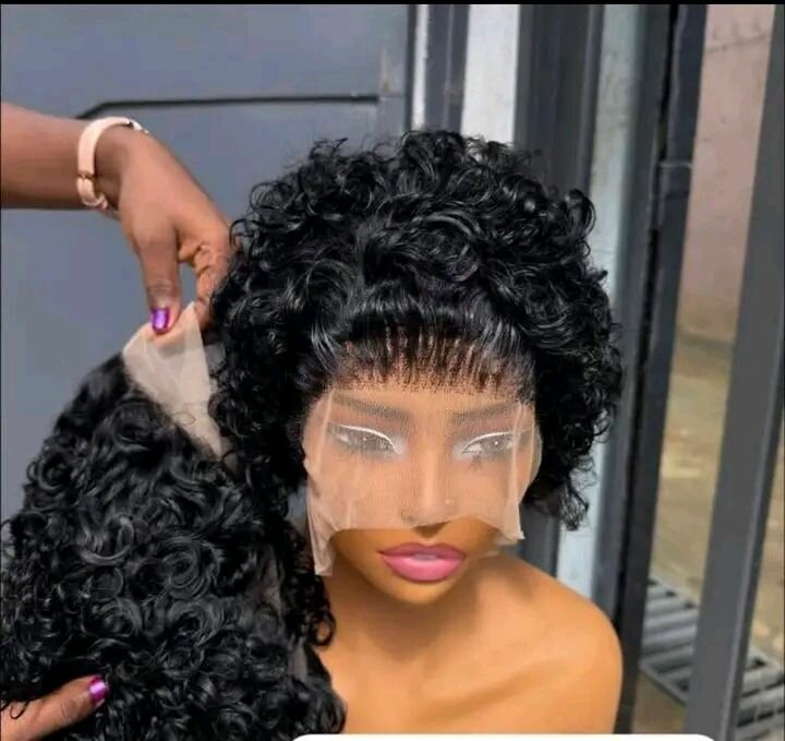 Perruque en dentelle bouclée