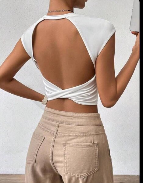 Top dos nu élégant femme