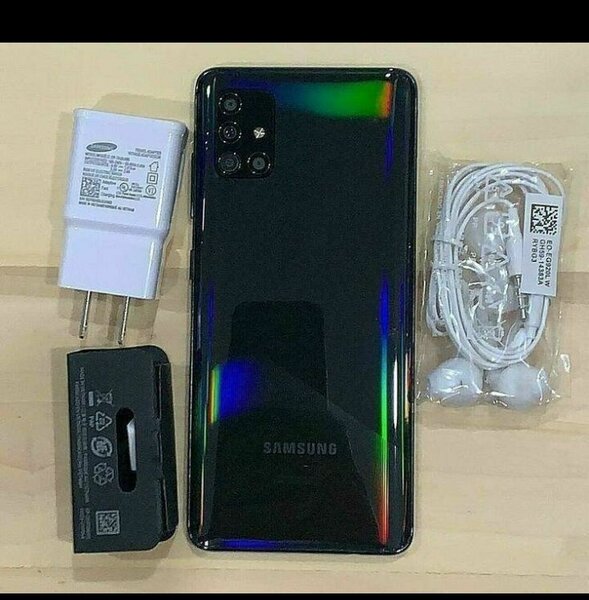 Téléphone Samsung avec chargeur et écouteurs