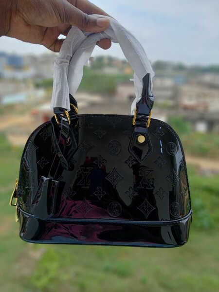Sac à main verni élégant