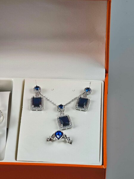 Ensemble bijou élégant argenté avec pierres bleues