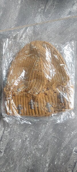 Bonnet en tricot marron avec étoiles