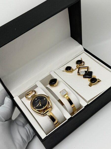 Ensemble de Montres et Bijoux Éclatants