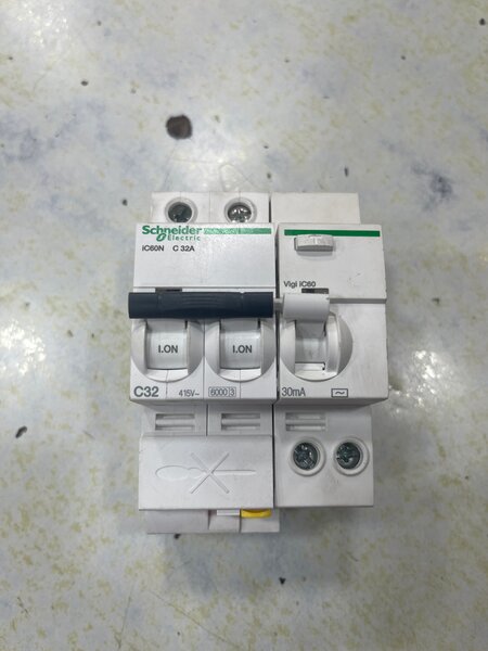 Disjoncteur Schneider 32A