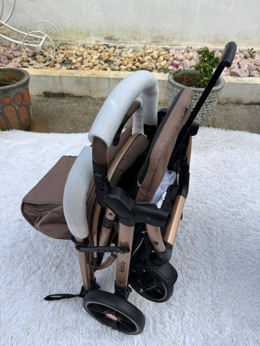 Poussette compacte et légère pour bébé