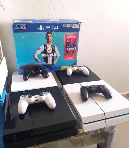 Console PS4 avec Manettes