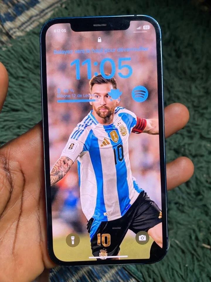 iPhone 12 bleu avec iOS