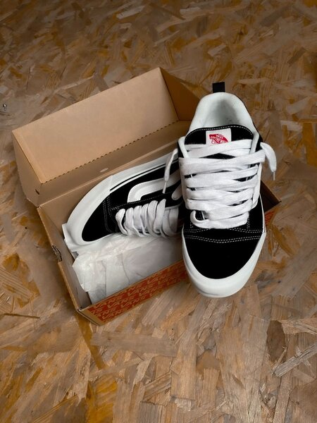 Baskets noires et blanches