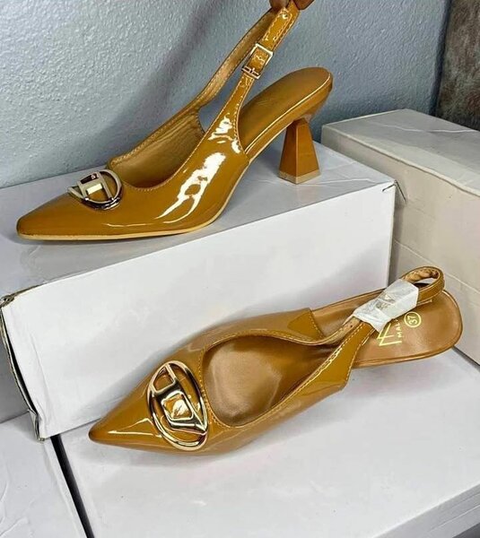 Sandales à talons dorées pour femmes