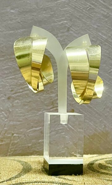 Boucles d'oreilles dorées modernes